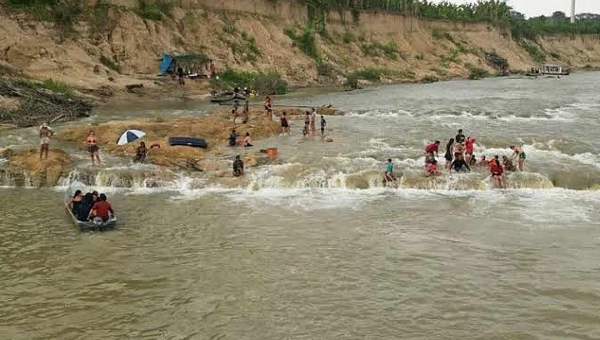 Pesquisadores da Ufac coletam dados na cachoeira do Abraão para estudar potencial turístico