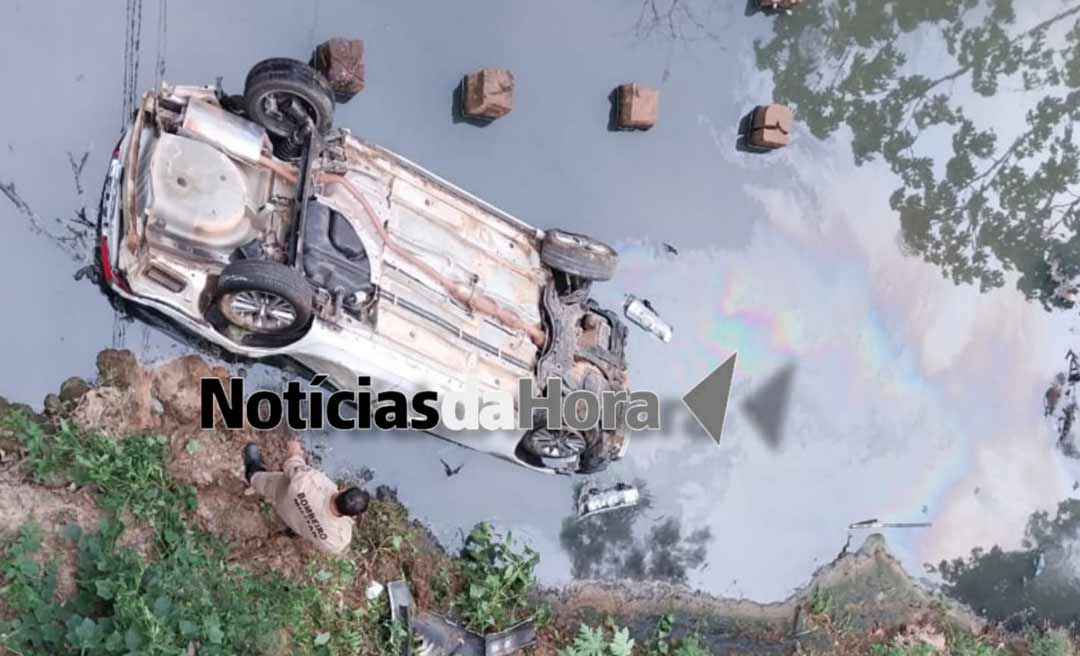 Motorista perde controle de carro, capota várias vezes e cai dentro do igarapé São Francisco