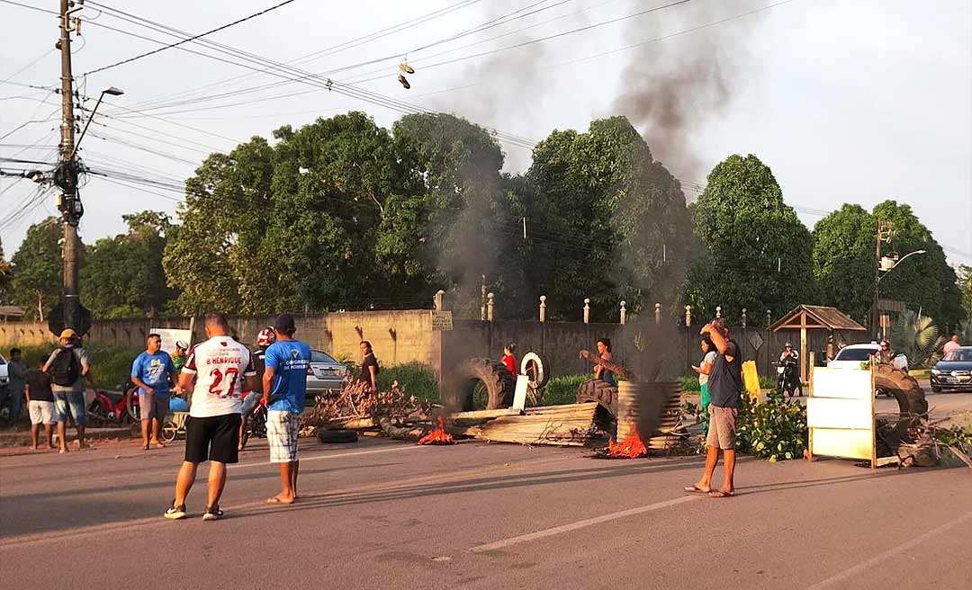 Famílias do Santa Maria bloqueiam AC-40 em protesto por melhorias no ramal