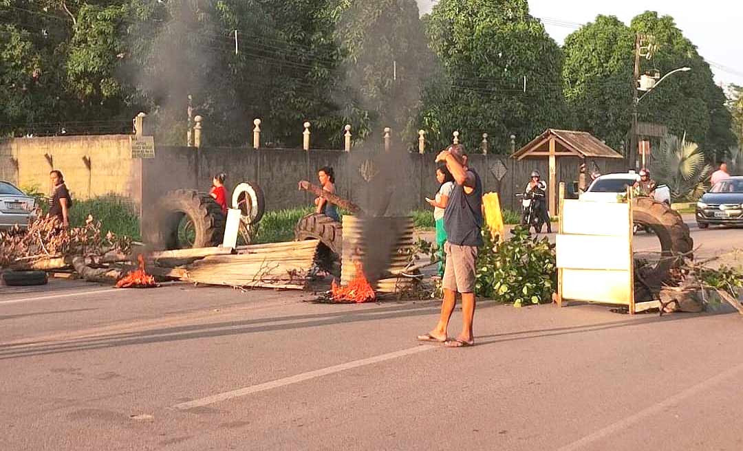 Moradores do ramal Santa Maria encerram protesto e liberam trânsito na AC-40 após diálogo com a Prefeitura