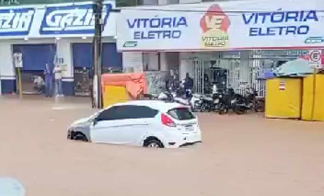 Temporal alaga ruas e danifica cobertura de posto de combustível em Cruzeiro do Sul