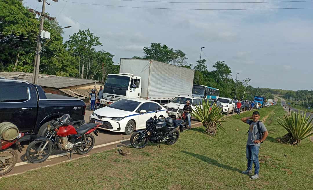 Moradores de ramal na Custódio Freire interditam Estrada do Aeroporto exigindo melhorias na região