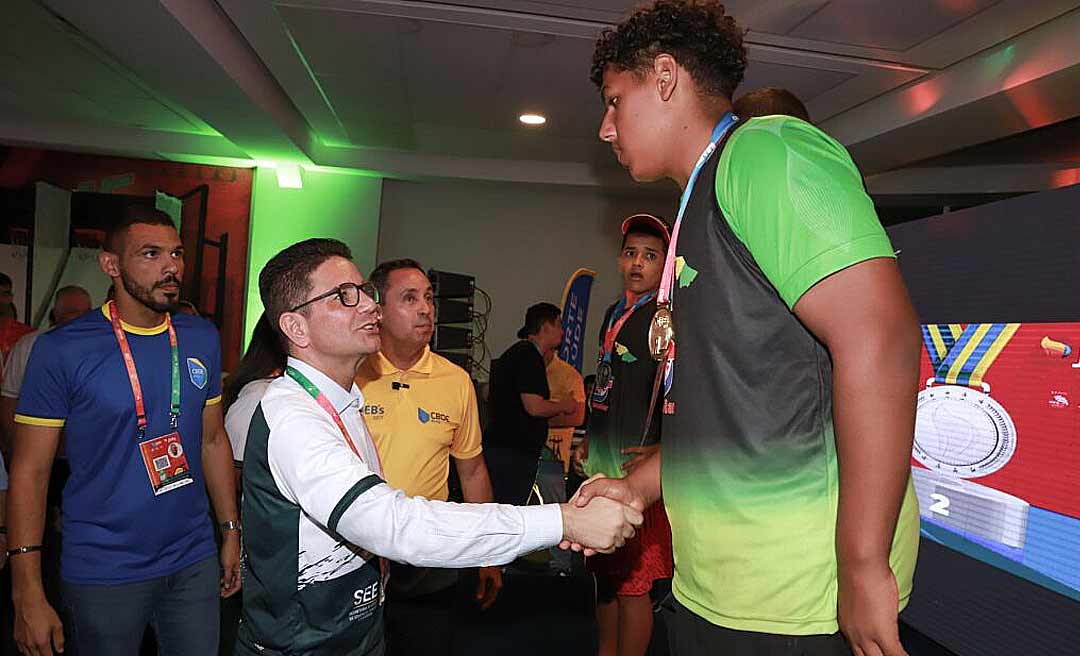 Em Brasília, Gladson participa da premiação de estudantes acreanos medalhistas do JEBs 2023