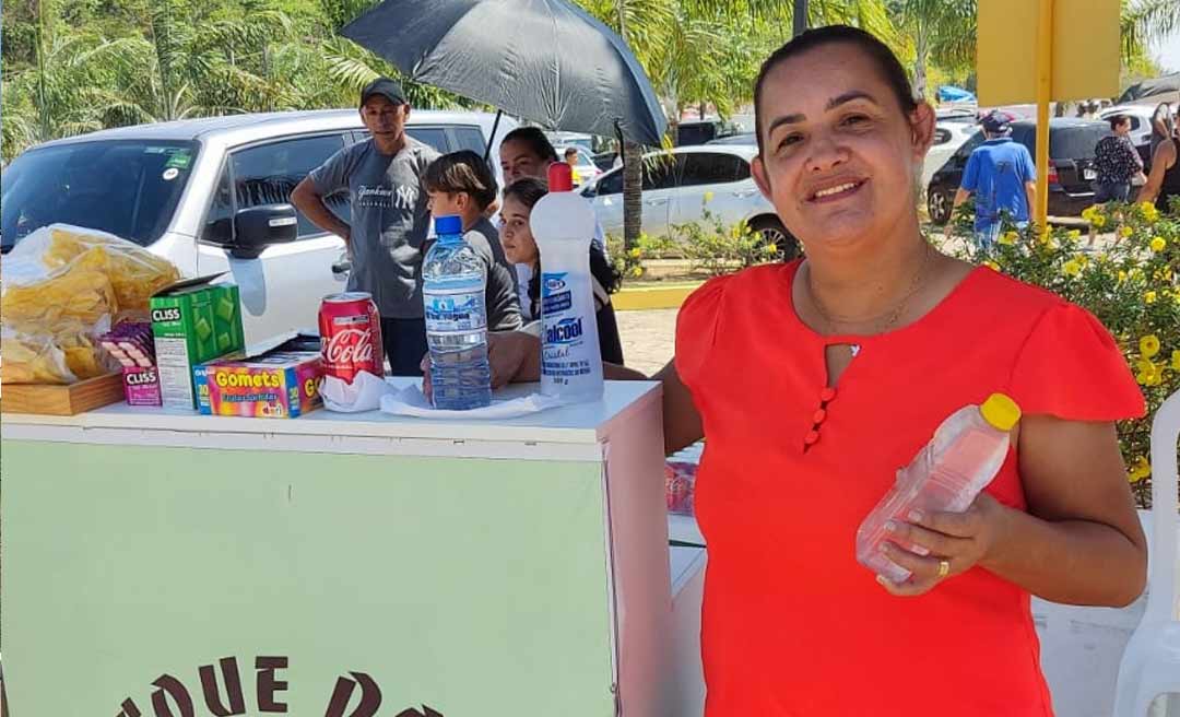 Arranjos florais, água, salgados e água de coco são comercializados no Morada da Paz