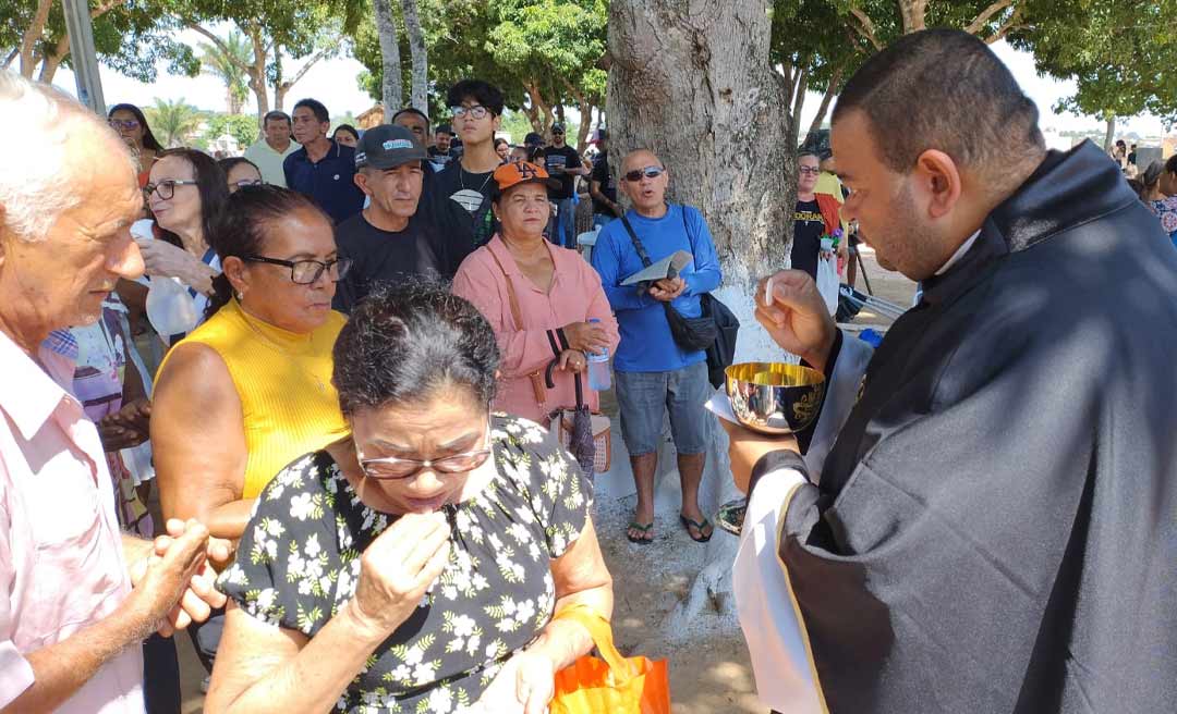 Em manhã movimentada no cemitério Jardim da Saudade, missa é realizada com a participação de fiéis