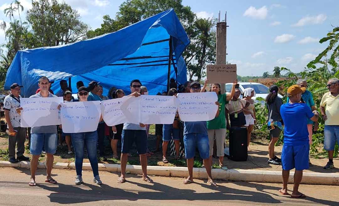 Moradores do loteamento Raimundo Maia, no Calafate, protestam no Dia de Finados pedido melhorias no local