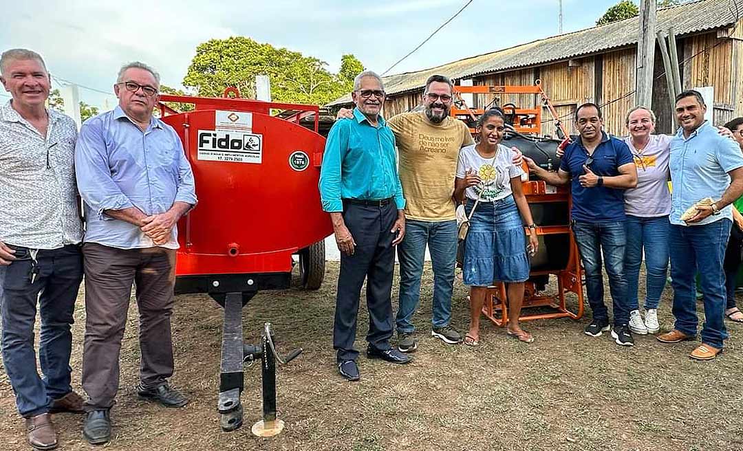 Em Plácido, produtores comemoram entrega de equipamentos adquiridos com emenda de Alan Rick