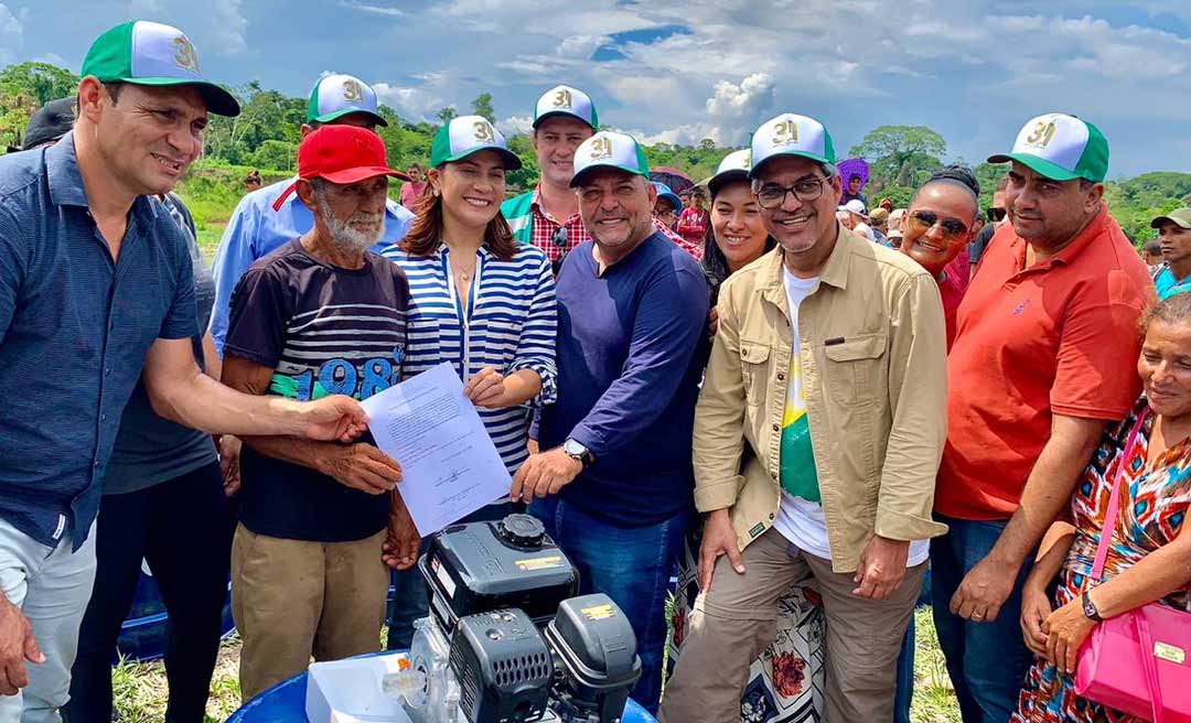 Emenda de Perpétua Almeida garante barcos, kits de casa de farinha e motores a moradores da Comunidade Triunfo, em Marechal Thaumaturgo