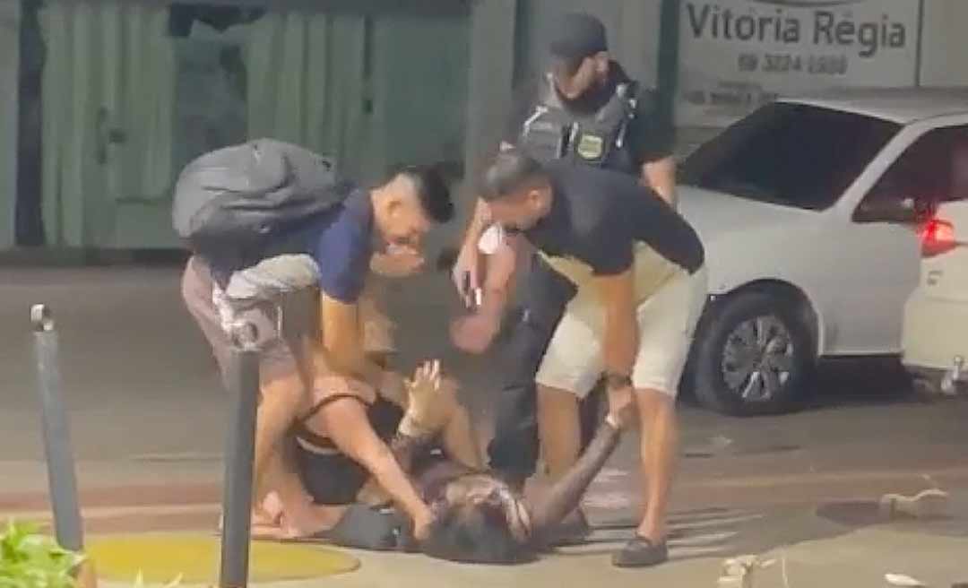 Filha espanca mãe em estacionamento de posto de combustível, em Rio Branco