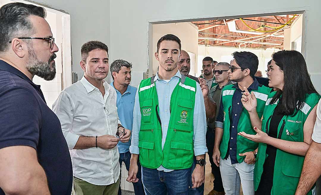 Acompanhado de Alan Rick, Gladson vistoria obras de reforma do hospital de Acrelândia 