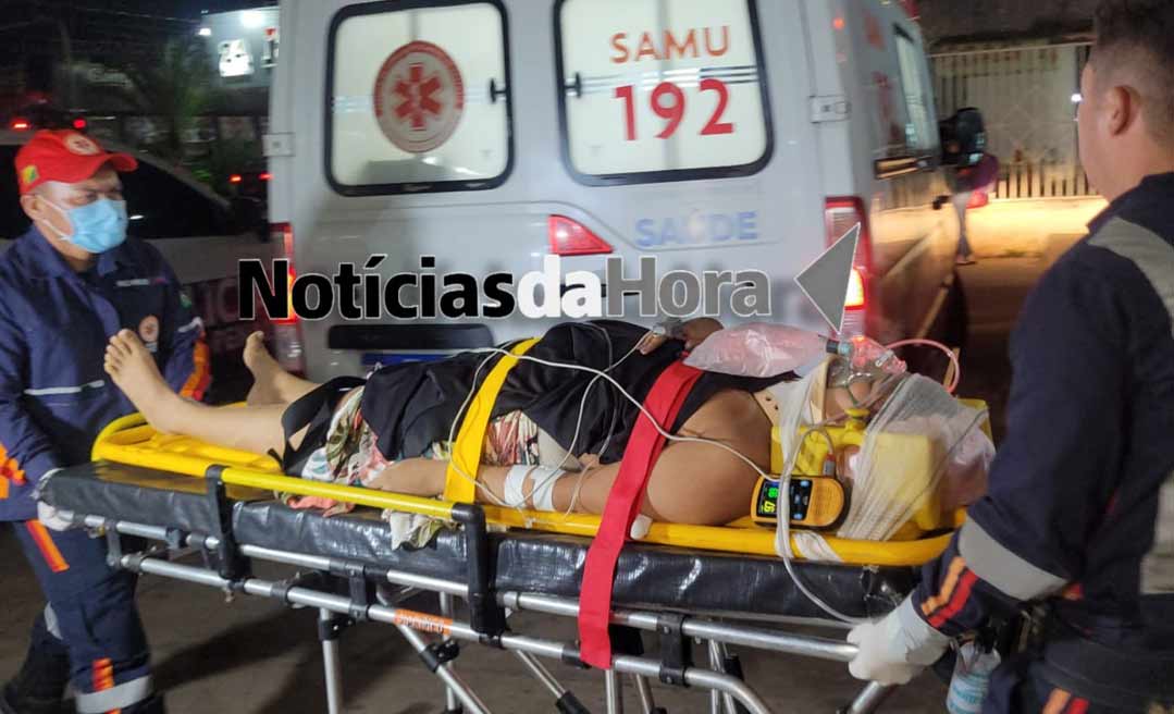 Mulher perde controle de Honda Biz e cai em ribanceira na Via Verde, em Rio Branco