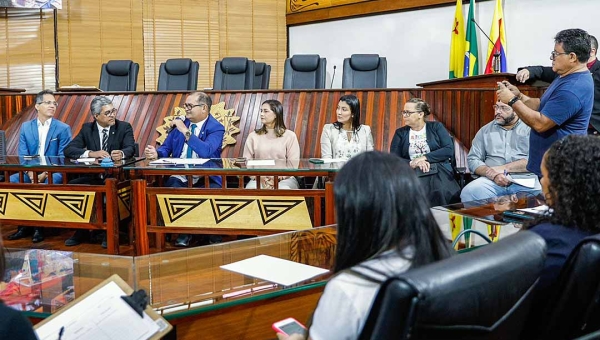 Assembleia discute meios para garantir a famílias autistas acesso à tarifa social de energia, conforme prevê resolução da Aneel