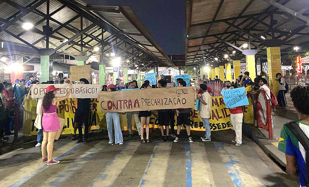 Estudantes protestam no Terminal Urbano contra precariedade no transporte coletivo e subsídio