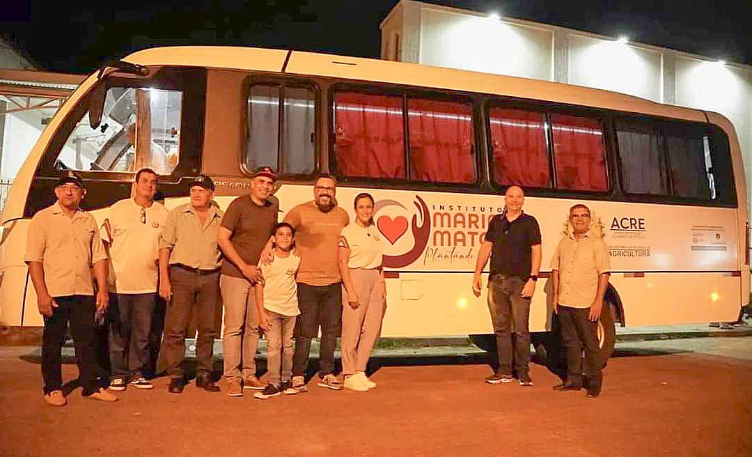 Alan Rick entrega ônibus para apoio a obras sociais em Sena Madureira