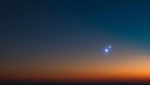 Hoje é o dia que o sol nasce mais cedo no Acre com Jupiter visto a olho nu ao anoitecer