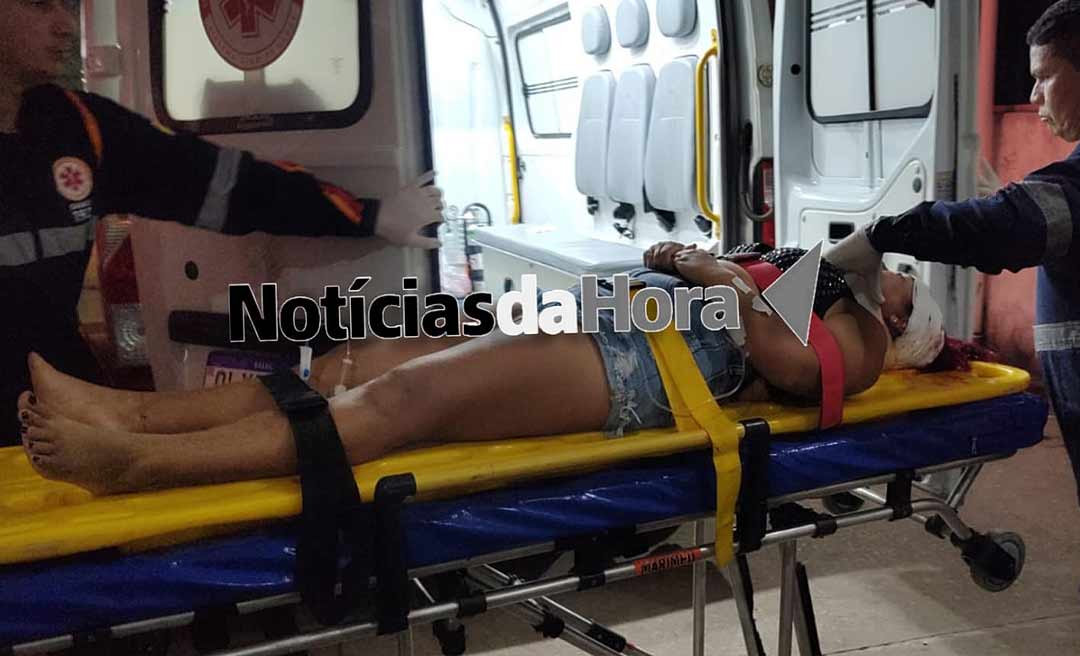 Mulher é atropelada por motociclista na Via Chico Mendes e sofre corte na cabeça ao ser arremessada ao chão