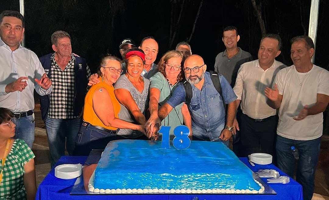 Contenção de erosão em rua de acesso aos bairros Placas e São Francisco é entregue por Bocalom com direito a bolo azul de aniversário