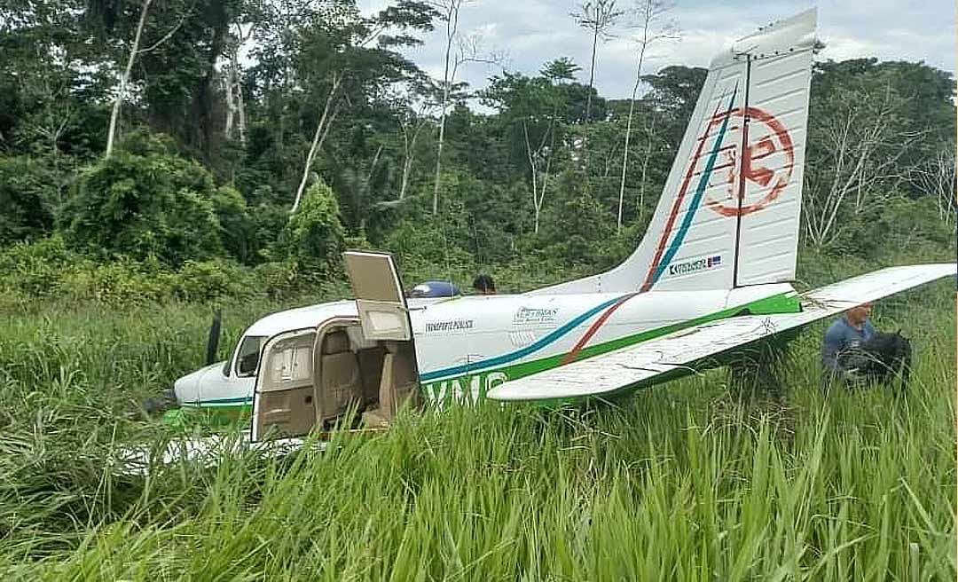 Aeronave bate em buraco durante o pouso no aeroporto de Marechal Thaumaturgo e sai da pista