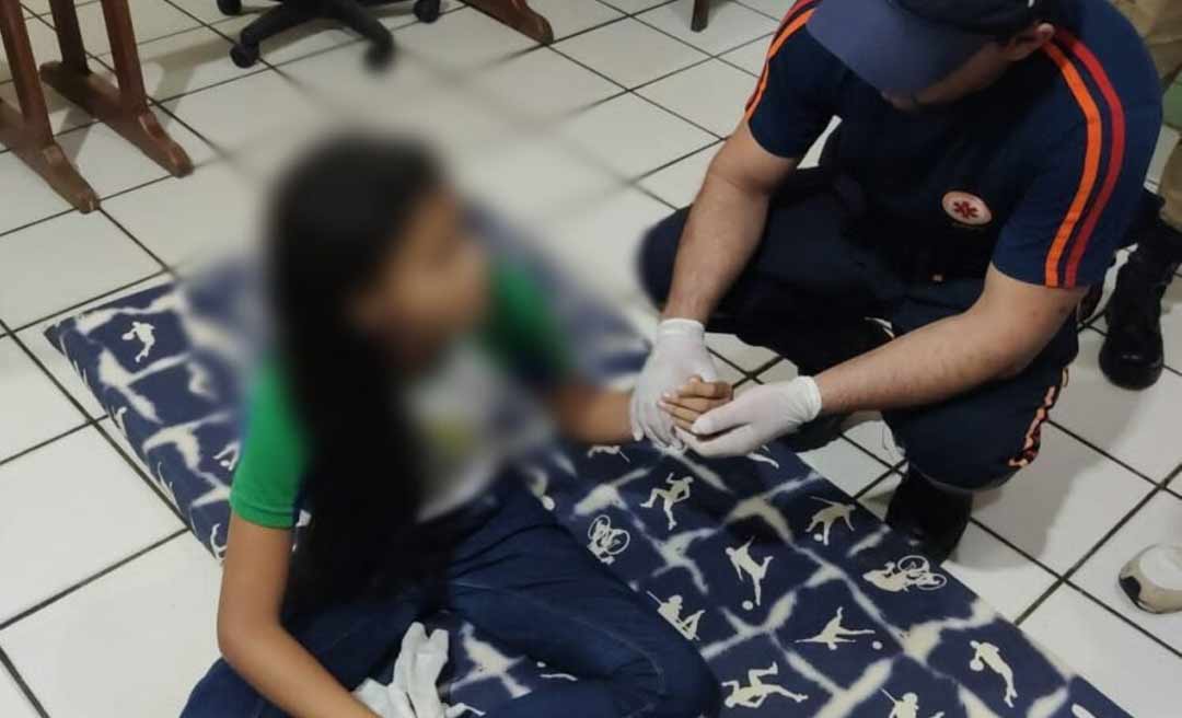 Adolescente é atingida por descarga elétrica enquanto carregava celular na escola