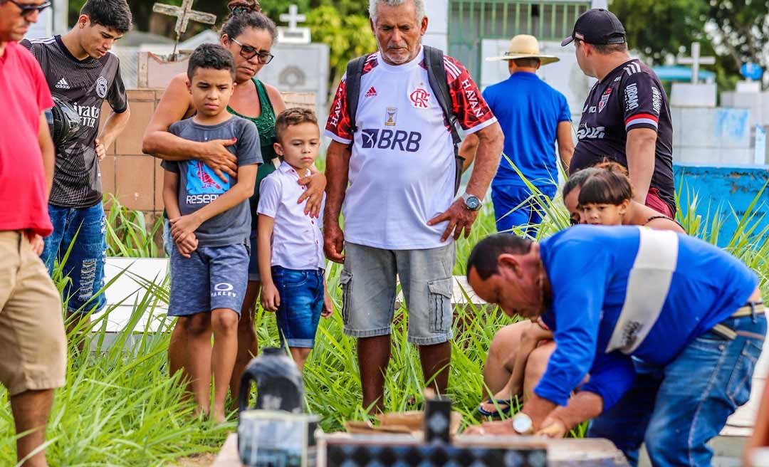 Enfermeira morta em perseguição policial é sepultada sob comoção, e irmão da vítima desabafa: “Prática de bandido, não de quem faz a segurança”