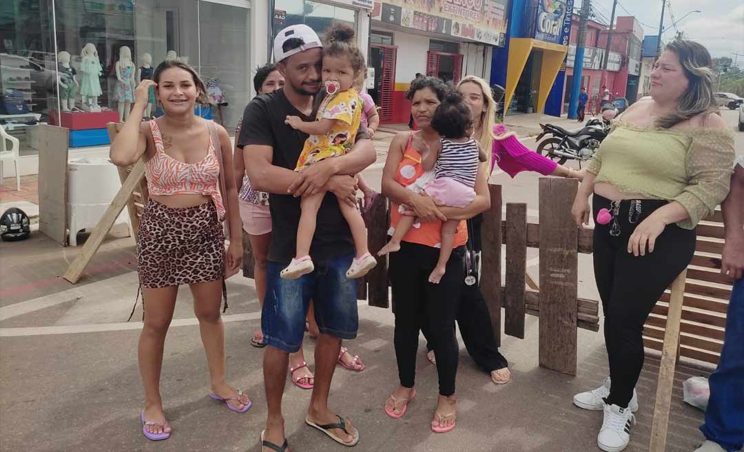 Famílias bloqueiam trecho da avenida Ceará cobrando programa Auxílio do Bem