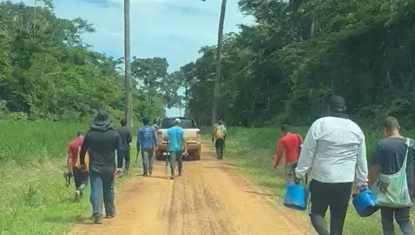 Fazendeiros do Acre são acusados de ameaçar ocupantes de área de terra na divisa com o Amazonas; veja o vídeo