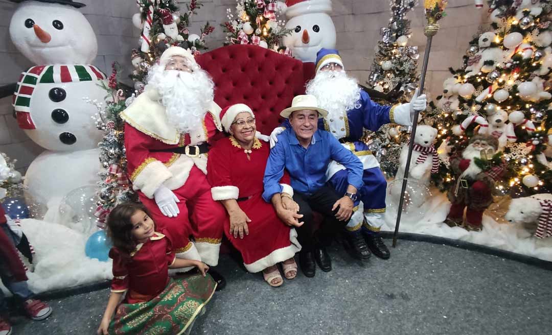 Com Papais Noéis de azul e vermelho, Bocalom acende luzes de Natal em Rio Branco