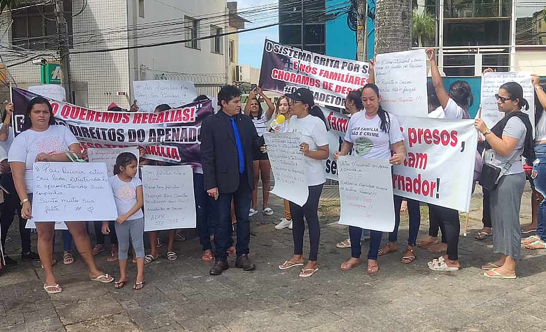 Familiares de presos protestam em frente à Aleac e denunciam maus-tratos e perseguição nas unidades prisionais