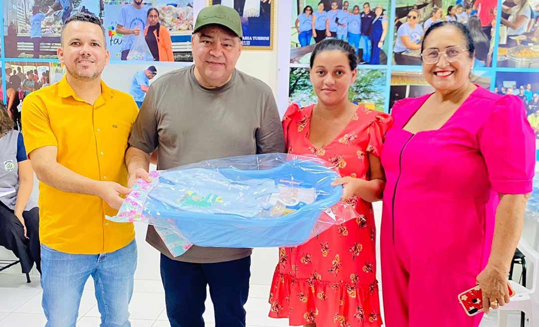 Prefeito Mazinho Serafim inaugura auditório e entrega kits de bebês para grávidas