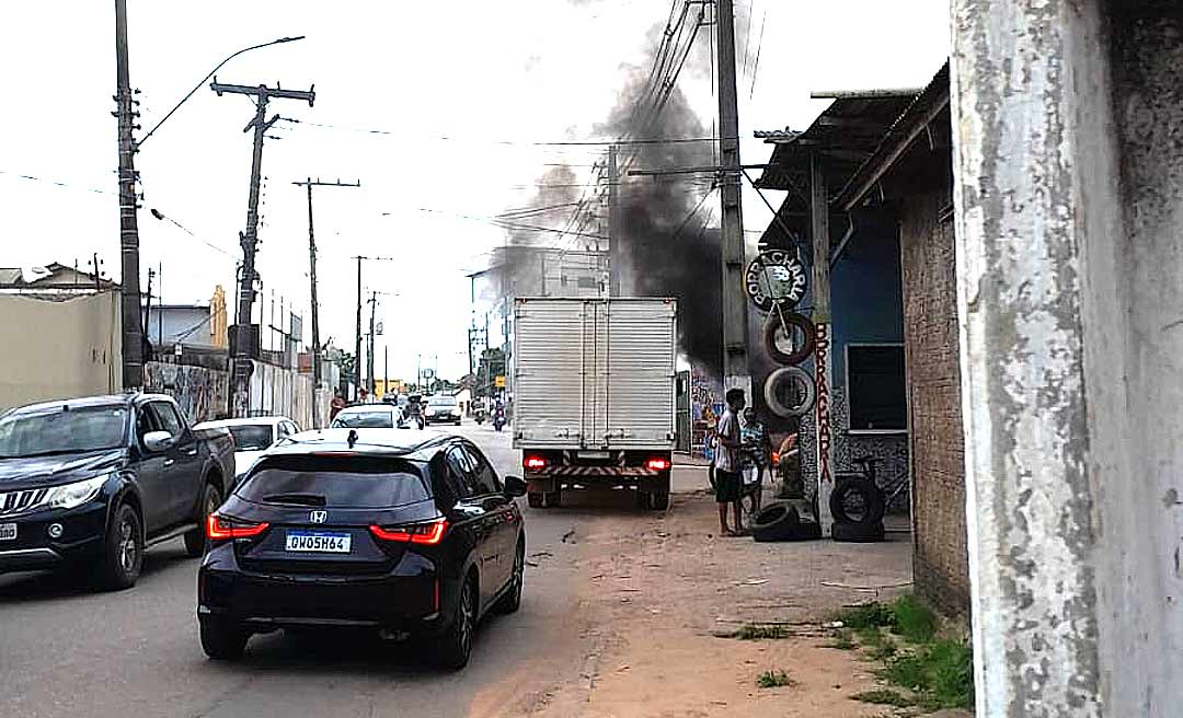 Moradores da Baixa da Colina e Sapolândia reclamam que não receberam móveis e eletrodomésticos da prefeitura e fecham ponte