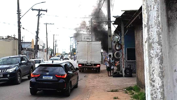 Moradores da Baixa da Colina e Sapolândia reclamam que não receberam móveis e eletrodomésticos da prefeitura e fecham ponte