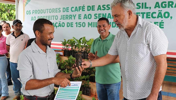 Petecão entrega 150 mil mudas de café a produtores rurais em Assis Brasil