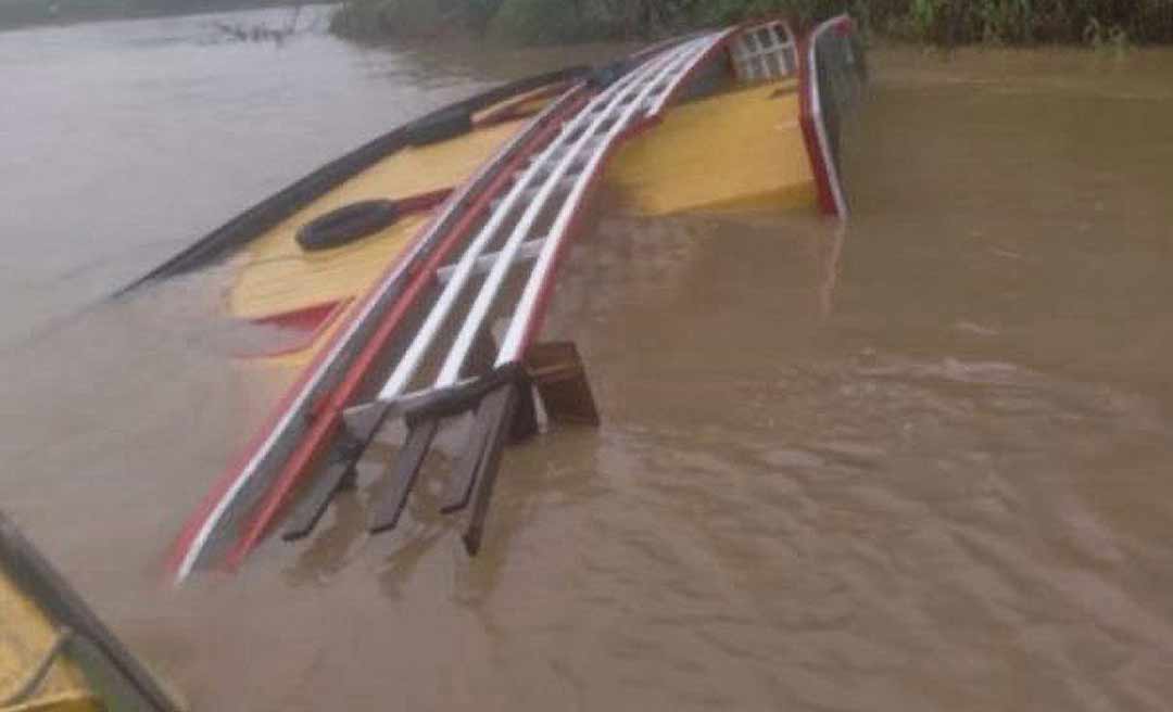 Barco com 40 pescadores naufraga no interior do Acre