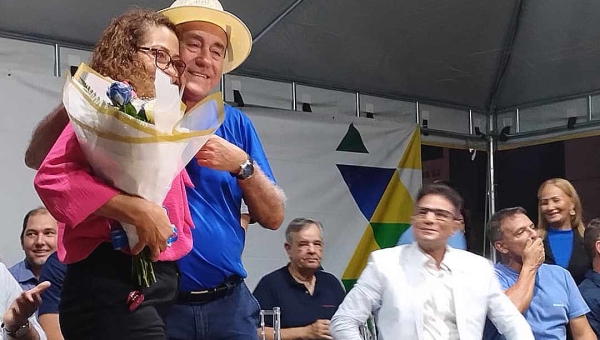Em inauguração da revitalização da Via Chico Mendes, Ilzamar, viúva de Chico Mendes, elogia Bocalom e recebe buquê do prefeito