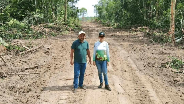 Determinado bloqueio do Ramal Barbary, trecho de estrada que passa por terra indígena e unidade de conservação no Acre