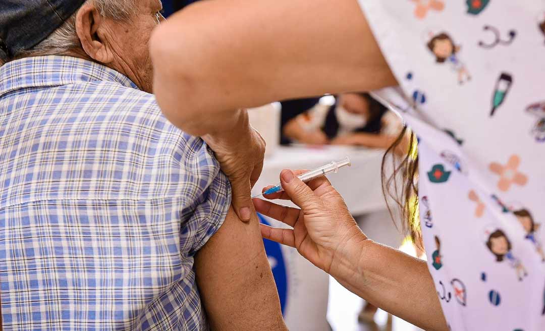 Cerca de 100 mil pessoas devem receber nova dose de vacina bivalente contra a covid-19 no Acre