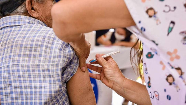 Cerca de 100 mil pessoas devem receber nova dose de vacina bivalente contra a covid-19 no Acre