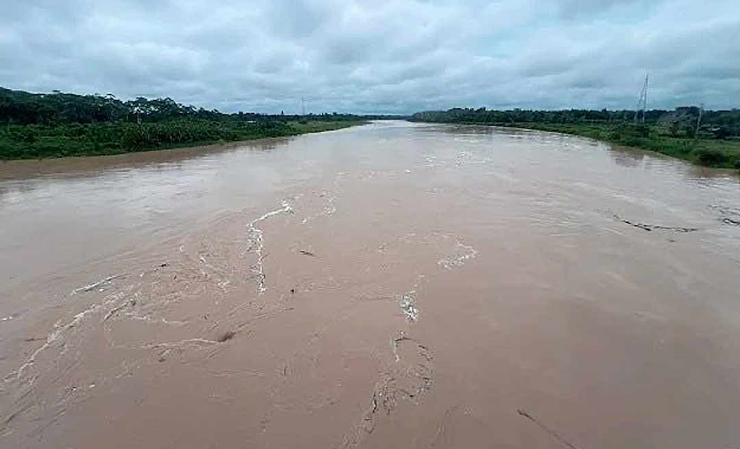 Rio Tarauacá sobe rápido e ultrapassa a cota de transbordamento