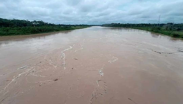 Rio Tarauacá sobe rápido e ultrapassa a cota de transbordamento