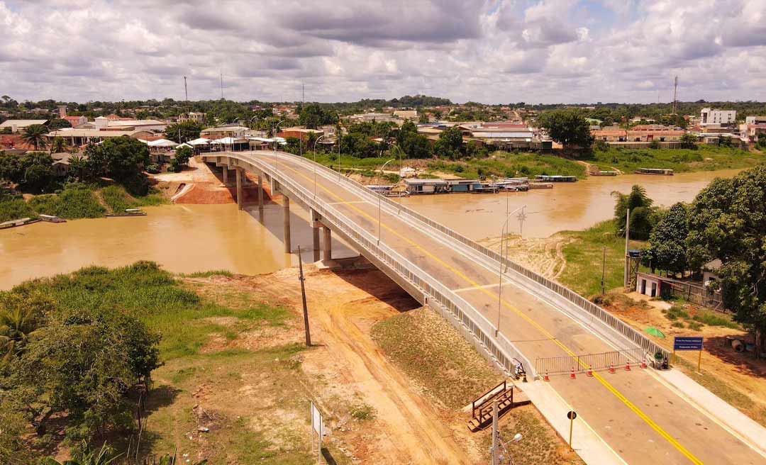 Deputados deram nome a ponte de Sena, inaugurada pelo governo com grande festa