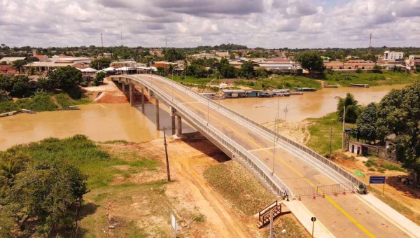 Deputados deram nome a ponte de Sena, inaugurada pelo governo com grande festa