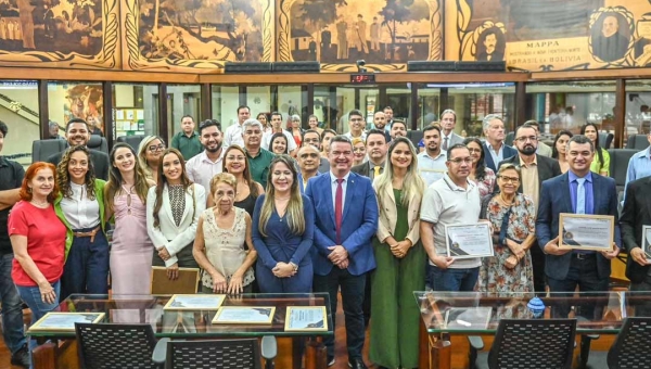 Durante sessão solene, André Vale realiza homenagem aos farmacêuticos na Aleac