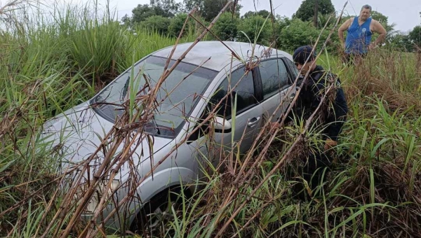 Criminosos invadem propriedade de Nilson Areal, fogem com dinheiro e jogam carro em barranco