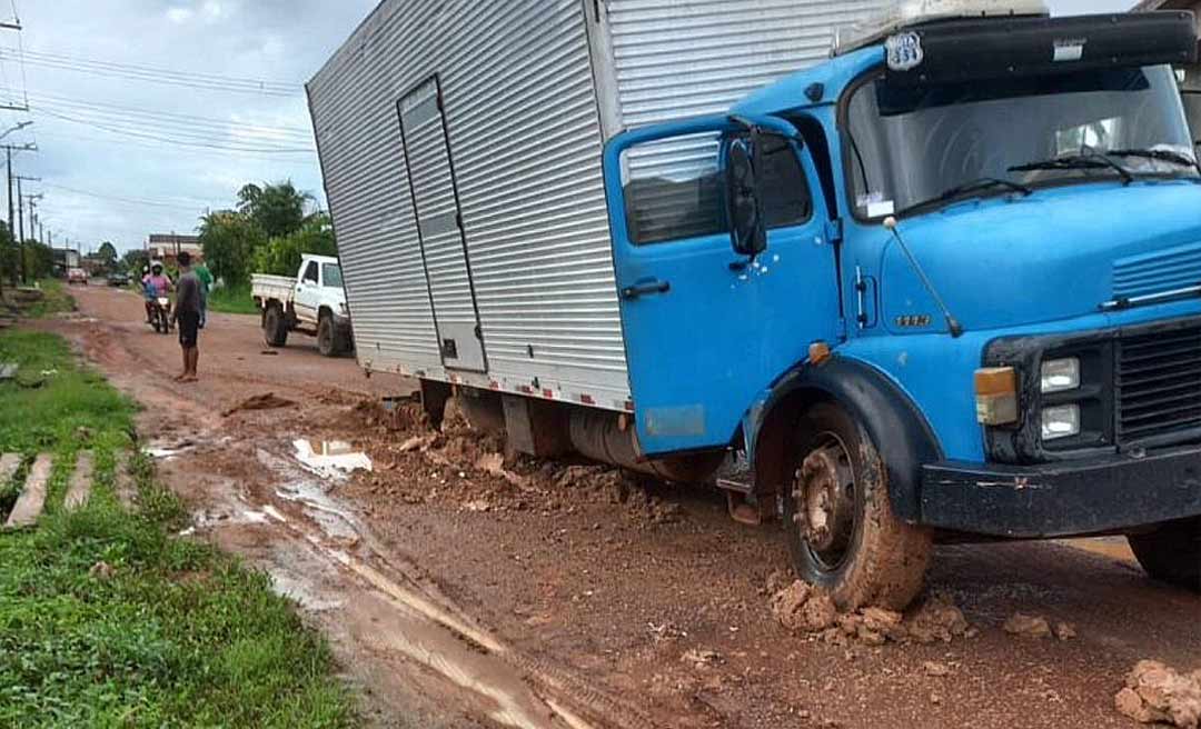 Fim de semana em Boca do Acre tem caminhão atolado e motoboy no prejuízo por buracos