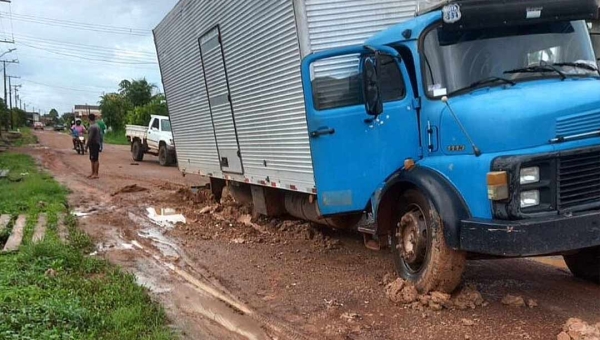 Fim de semana em Boca do Acre tem caminhão atolado e motoboy no prejuízo por buracos