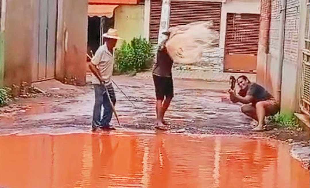 Moradores simulam pescaria para protestarem contra péssimas condições de via, em Boca do Acre