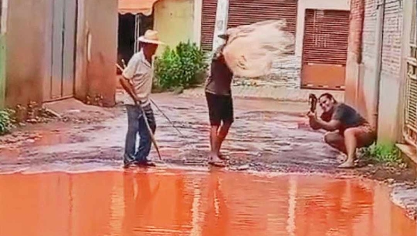 Moradores simulam pescaria para protestarem contra péssimas condições de via, em Boca do Acre