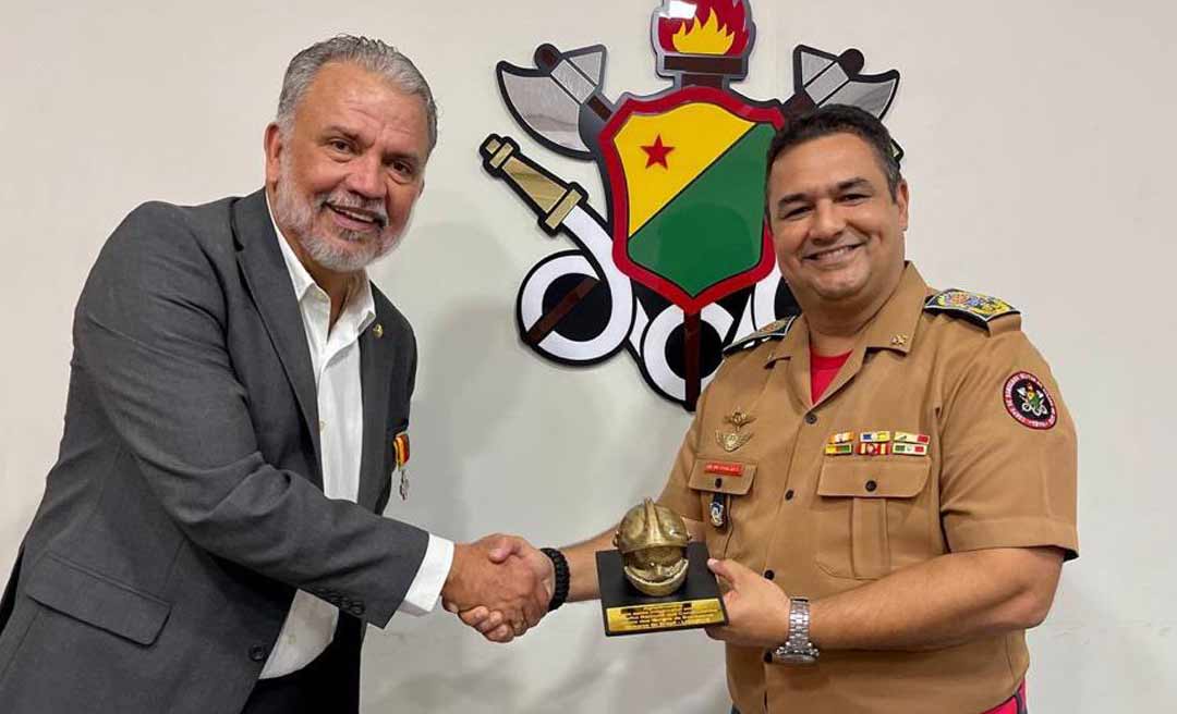 Petecão é homenageado por apoio crucial à Lei das Polícias e Bombeiros Militares