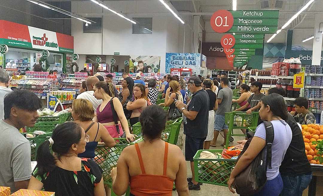 Supermercados ficam lotados na véspera de Natal em Rio Branco