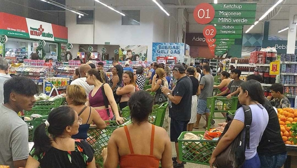 Supermercados ficam lotados na véspera de Natal em Rio Branco